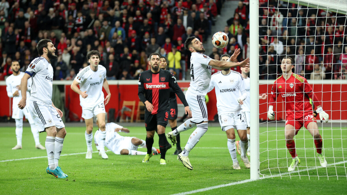 «Байер» — «Карабах» — 0:2. Гости в меньшинстве забили второй гол на 67‑й минуте матча Лиги Европы. Видео