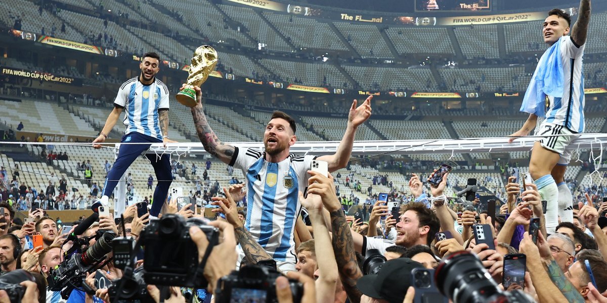 Футболисты сборной Аргентины пронесли Месси на руках по кругу почета после победы в финале ЧМ-2022. Видео