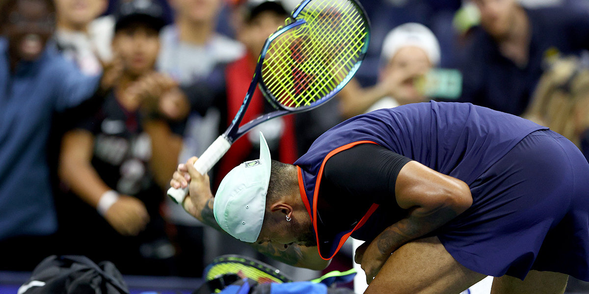 Кириос после поражения от Хачанова на US Open в порыве гнева сломал ракетки на корте