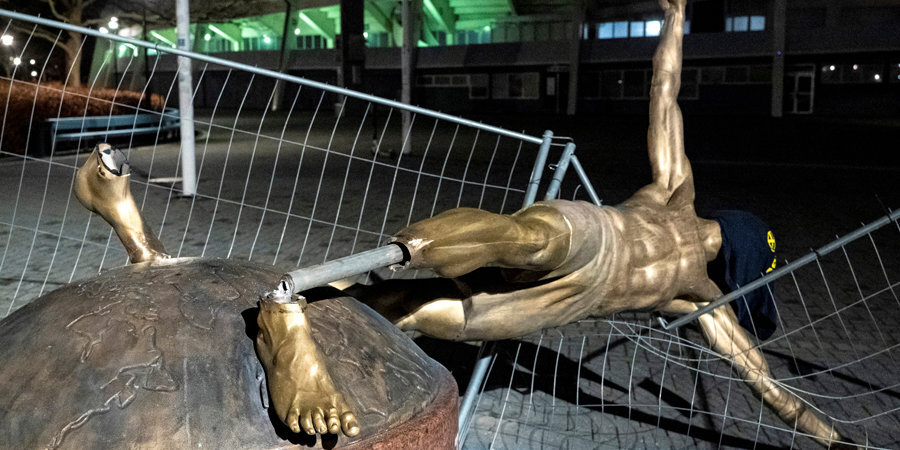 Статую Ибрагимовича у стадиона «Мальме» перенесут из-за вандалов
