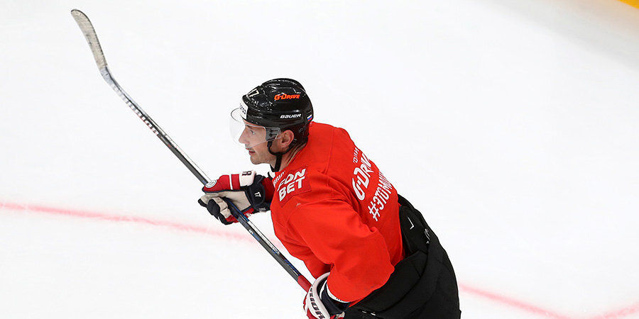 Канадский хоккеист рижского «Динамо» украл клюшку у Ковальчука. Его выгнали из команды