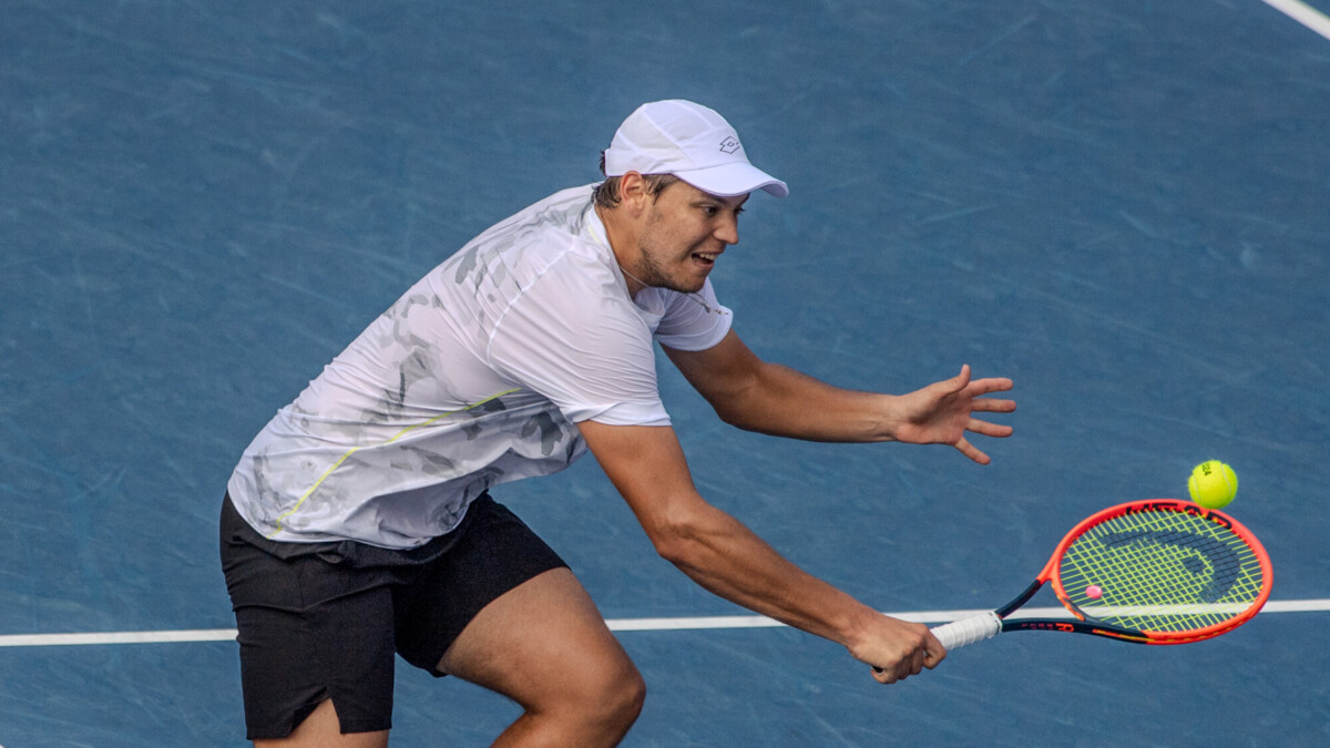Россиянин Котов не сумел выйти в четвертьфинал теннисного турнира в Дохе