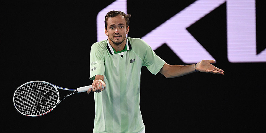 «Ты тупой?» — Медведев накричал на судью в полуфинале Australian Open