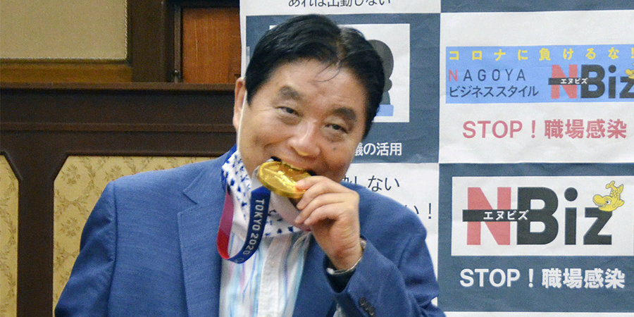 Укусивший олимпийскую медаль мэр Нагои заразился коронавирусом