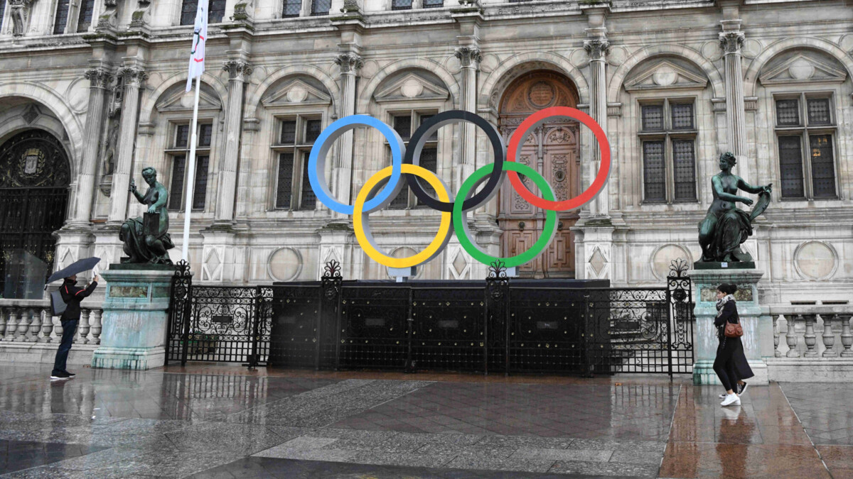 Экоактивисты облили красной жидкостью олимпийские кольца в Париже за год до Олимпиады