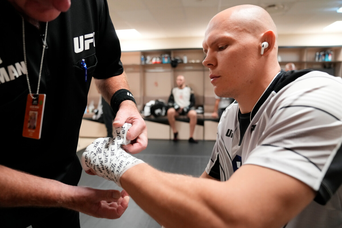«Бьешь как будто голым кулаком» — боец Гуськов о перчатках в UFC