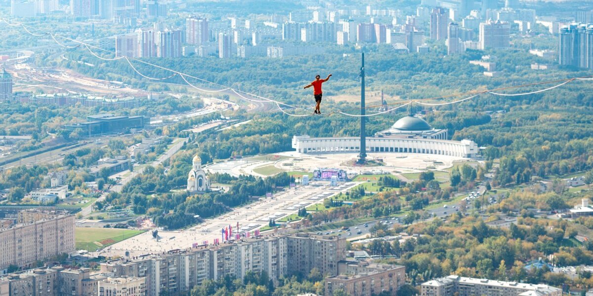 350 метров над Москвой. В День города в столице установили мировой рекорд по хайлайну. От фото и видео захватывает дух