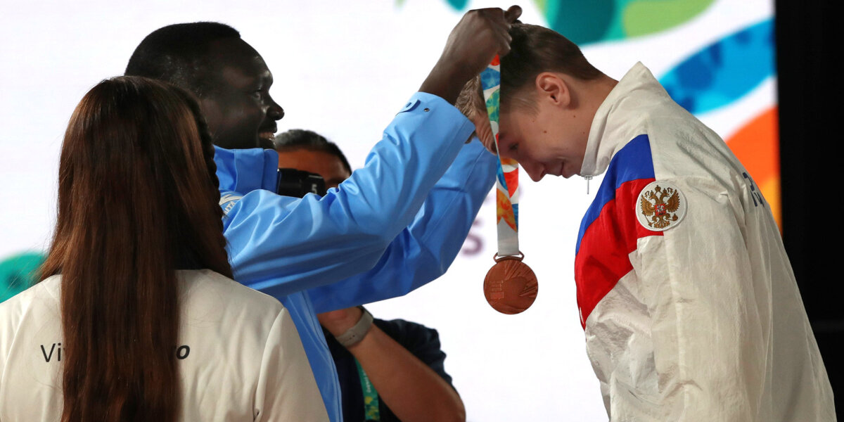 Российский гимнаст пропустил награждение из-за травмы. Ему устроили специальную церемонию