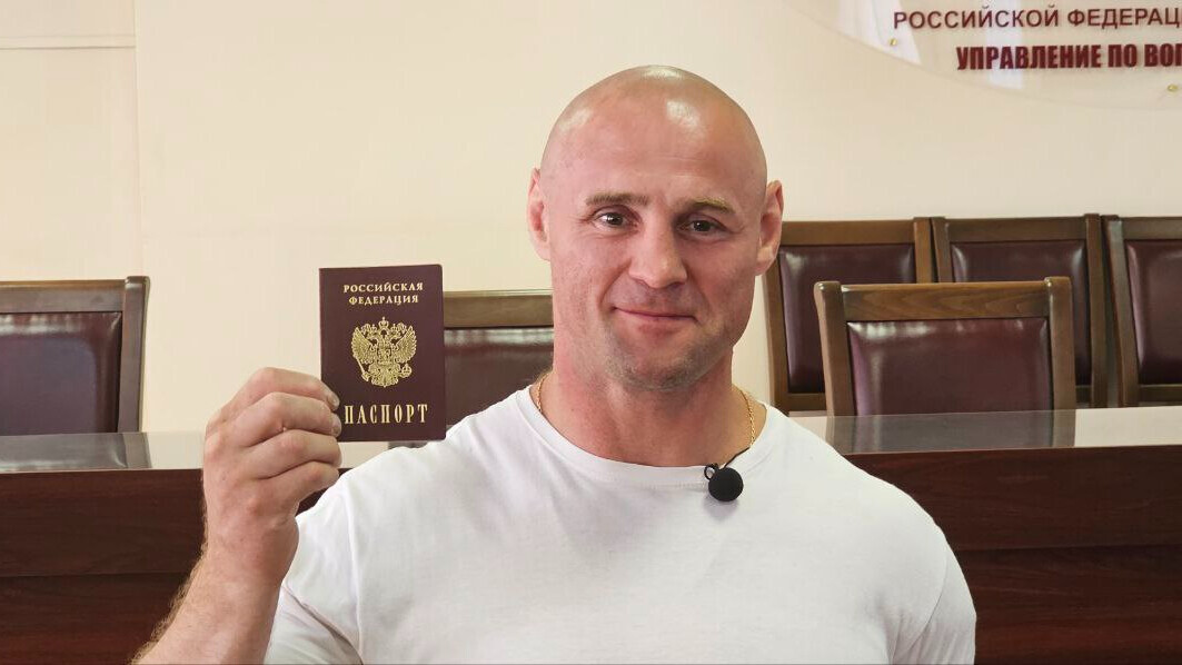 Боец ММА Константин Глухов получил паспорт Российской Федерации