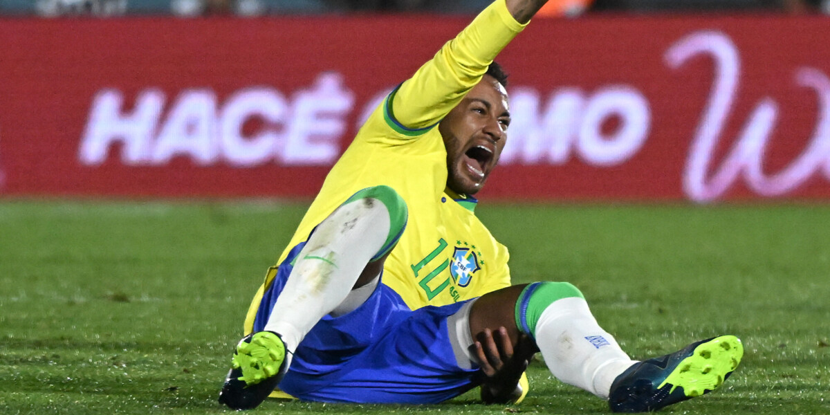 Неймар может пропустить до 10 месяцев из‑за травмы колена, операцию планируют провести в Бразилии — СМИ