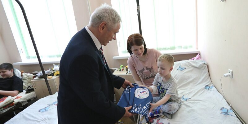 Призеры Паралимпийских игр вручили подарки пациентам детского травматологического центра в Донецке