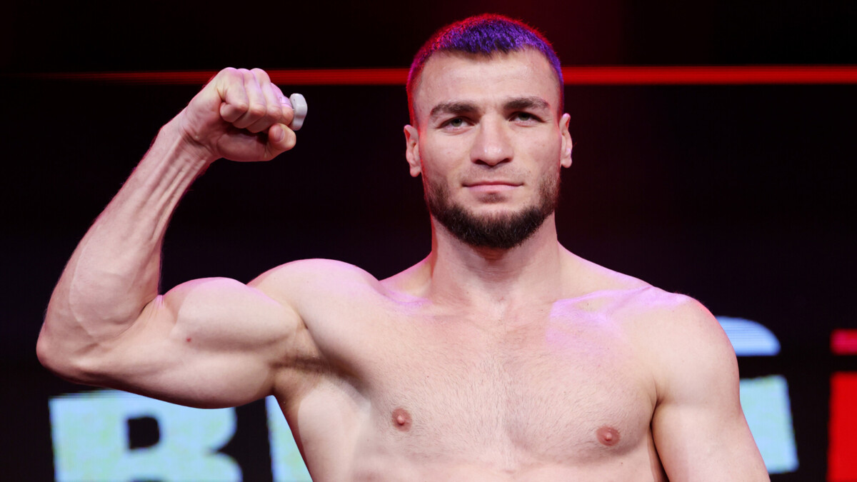 Российский боксер Хатаев досрочно победил немца Дайнеса на турнире в Канаде