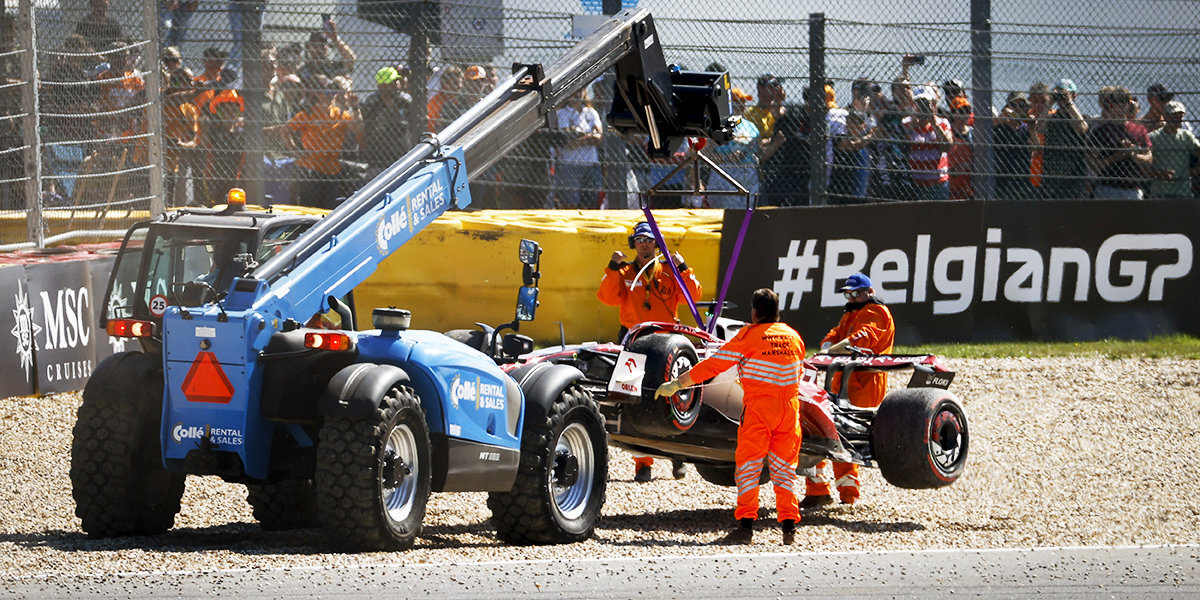 Хэмилтон и Боттас попали в аварии на Гран-при Бельгии и выбыли из гонки
