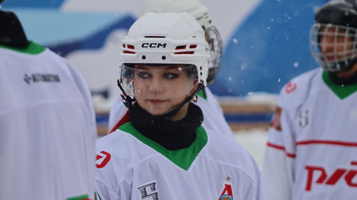 Фигуристка Трусова сыграла в хоккей в гала‑матче против футболистов Лоськова и Сычева