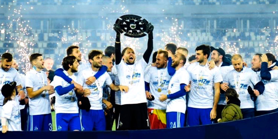 Тбилисское «Динамо» в 17-й раз стало чемпионом Грузии. Капитан дал трофей фанатам