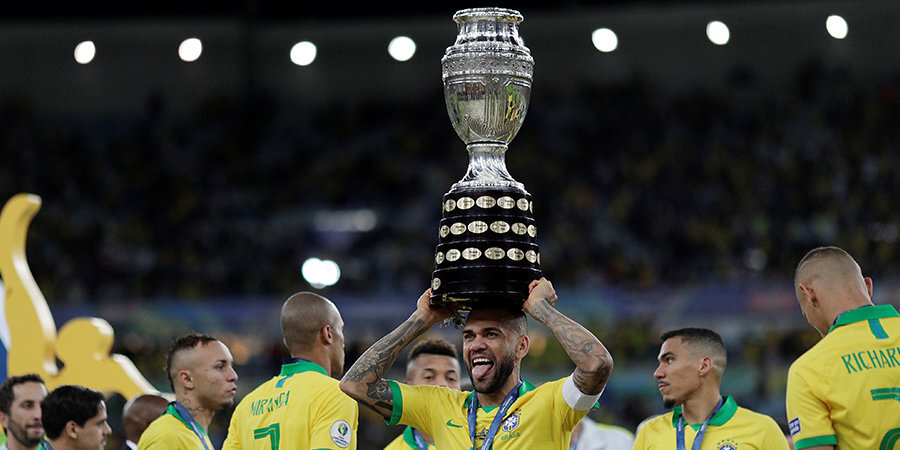 Самый титулованный футболист в истории Дани Алвес официально стал игроком «Сан-Паулу»