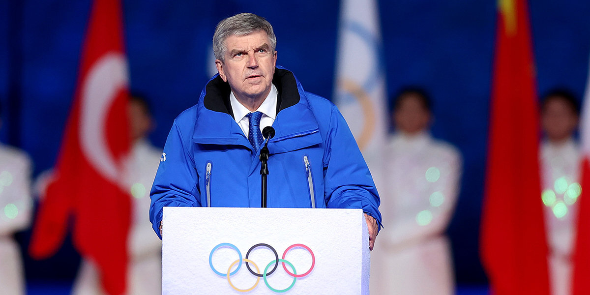 МОК работает над тем, чтобы помочь российским и белорусским спортсменам вернуться на международные старты, заявил Бах