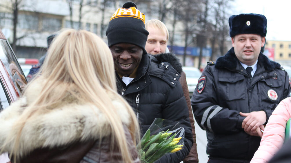 Футболист «Урала» вместе с сотрудниками ГИБДД поздравил авто-леди с 8 марта
