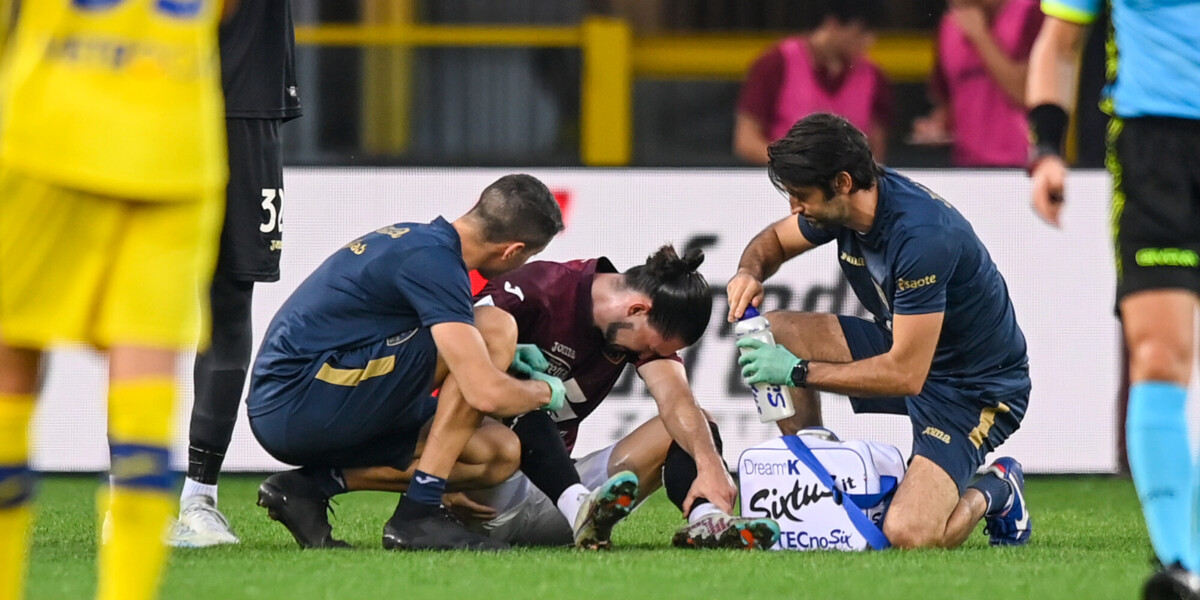 Защитник «Торино» Сазонов не сдержал эмоций после травмы, полученной в первом тайме матча с «Вероной»