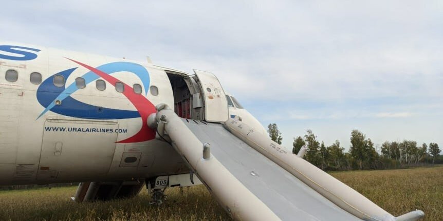 «Авангард» пригласил пассажиров рейса, совершившего аварийную посадку, на два домашних матча