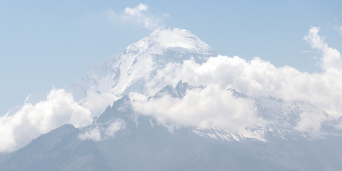 Спасатели по‑прежнему не спустились к альпинистке Оленевой, вертолет ждет погодное окно в Непале, сообщили в ФАР