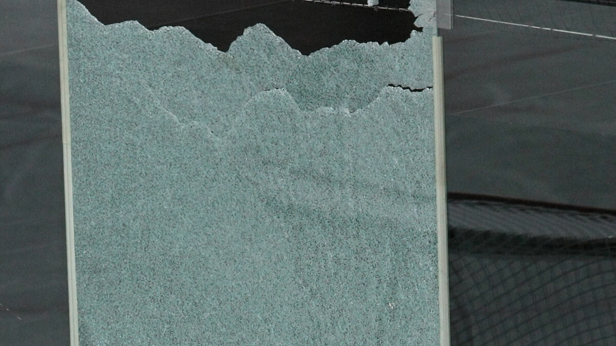 Заградительное стекло разбили во время матча КХЛ между «Салаватом Юлаевым» и «Ладой»
