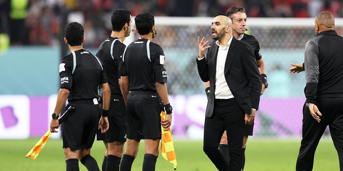 Тренер сборной Марокко эмоционально пообщался с главным арбитром после матча за бронзу ЧМ-2022