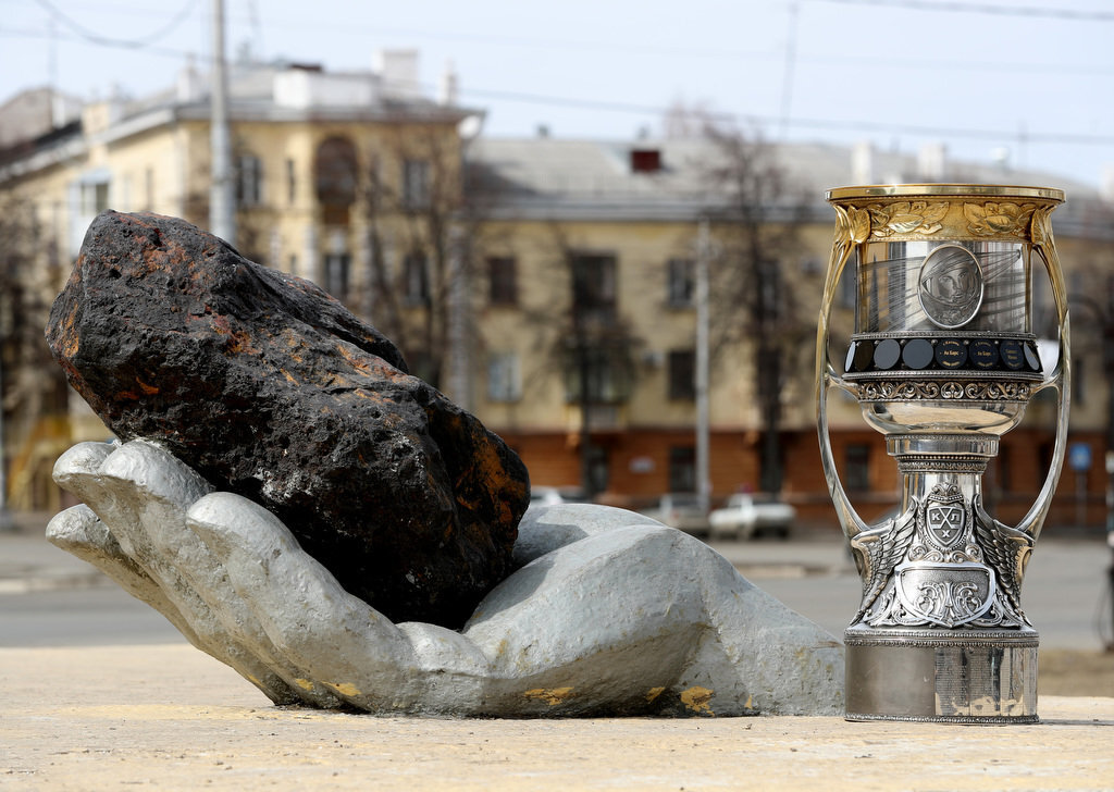 СКА выставил Кубок Гагарина в фан-зоне Кубка конфедераций в Санкт-Петербурге