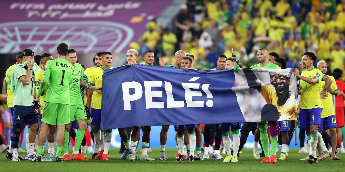 Футболисты сборной Бразилии вышли на поле с баннером в поддержку Пеле после выхода в четвертьфинал ЧМ-2022. Видео