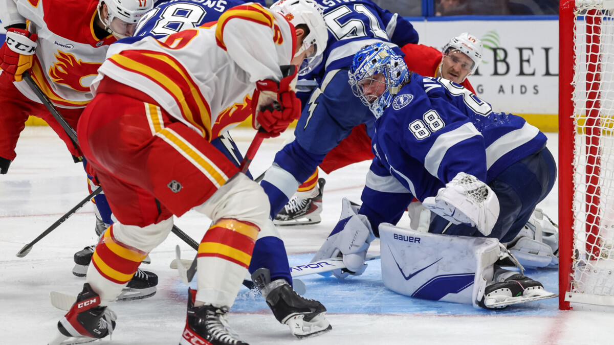 «Тампа» обыграла «Калгари» в матче НХЛ, Василевский признан первой звездой встречи