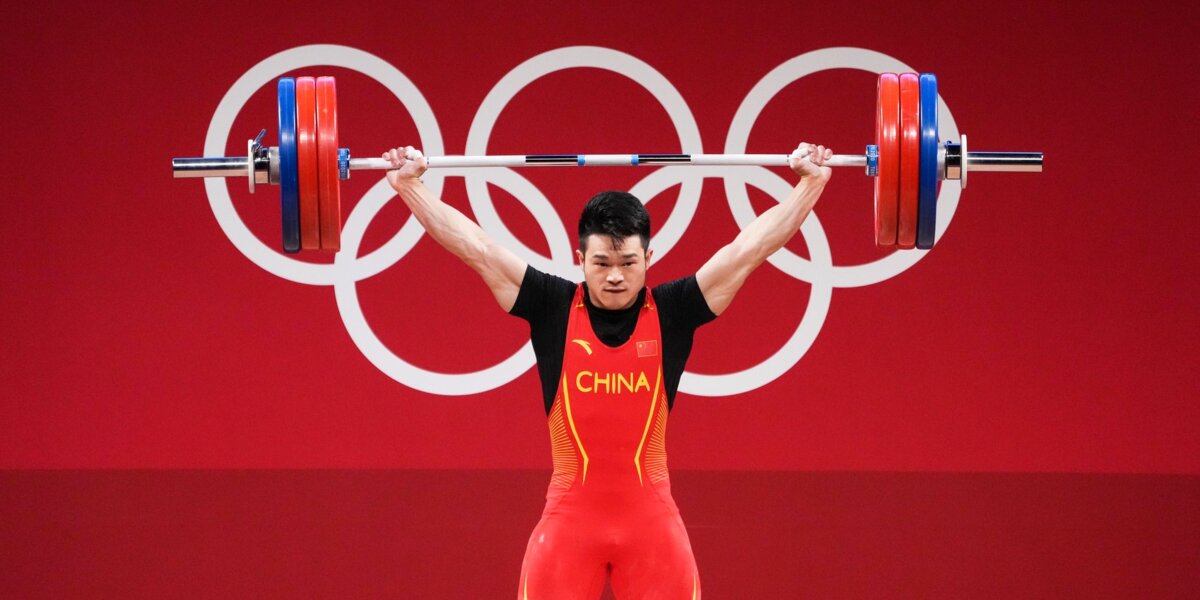 Китайский тяжелоатлет Чжиюн Ши взял золото Олимпиады с мировым рекордом