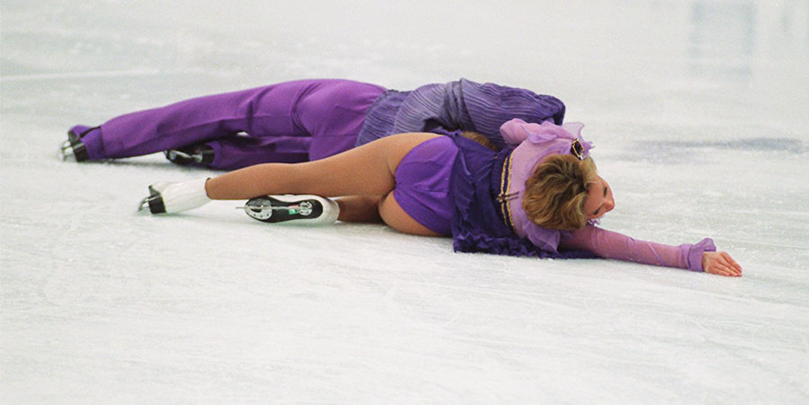 Не лежать на льду, не прыгать вниз головой и одеваться прилично. 10 строгих правил для фигуристов