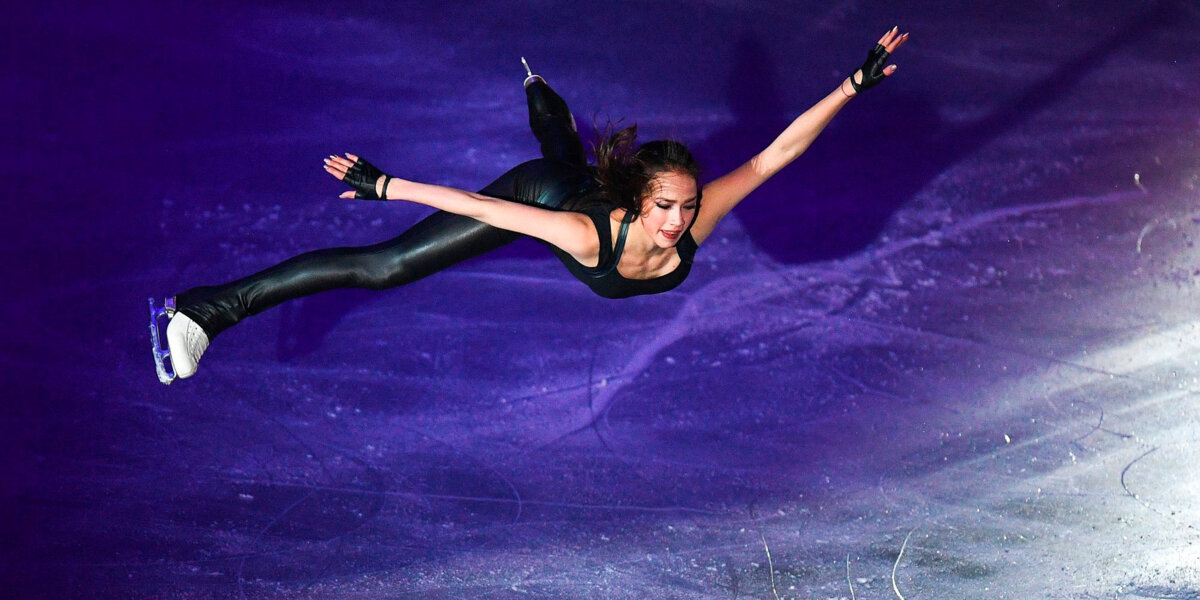 Олимпийская чемпионка Алина Загитова произвела вбрасывание перед матчем КХЛ в Казани