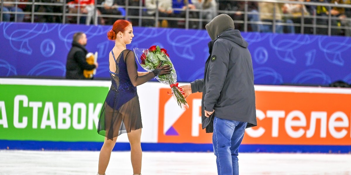 Мужчину, выбежавшего на лед и подарившего Трусовой цветы на Гран-при в Самаре, задержали
