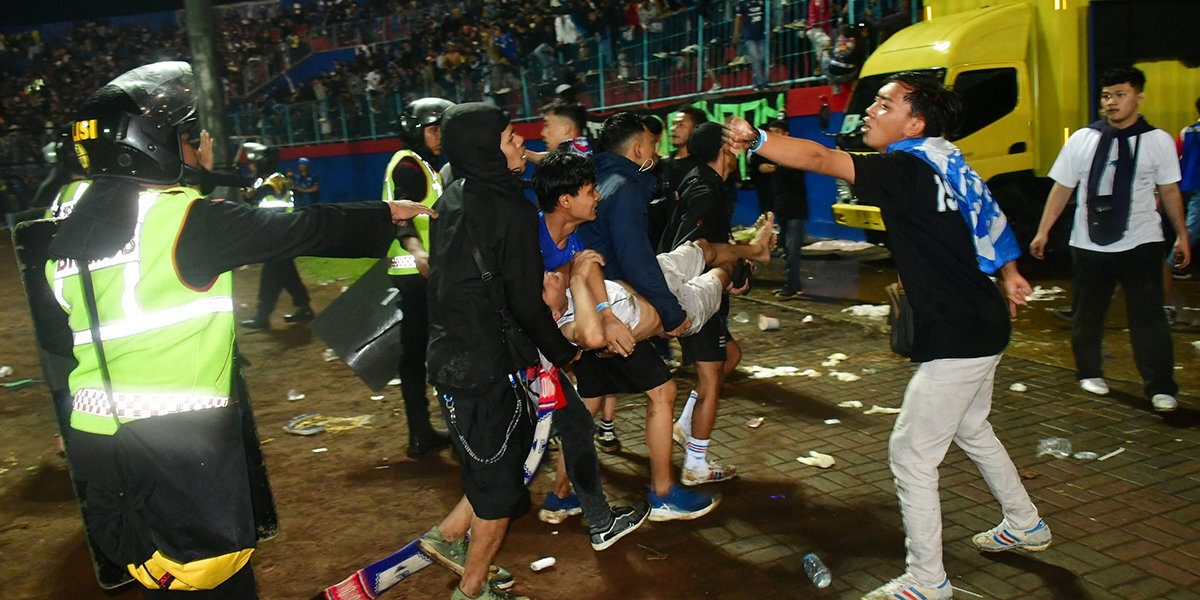 «В нашей раздевалке погибли люди». Футболист рассказал о трагических событиях на стадионе в Индонезии