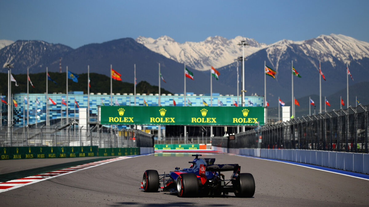 На трассе в Сочи установлен антирекорд сезона по количеству обгонов в «Формуле-1»