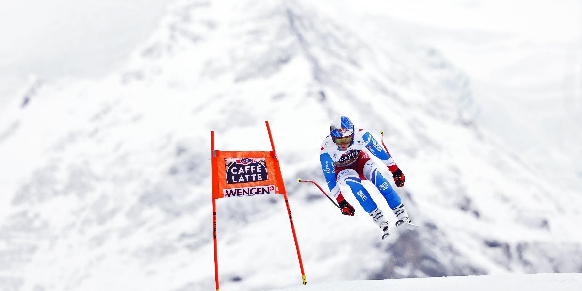 Трехкратный чемпион мира по горнолыжному спорту доставлен на вертолете в больницу после падения на этапе КМ