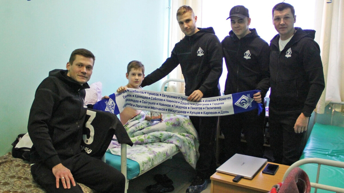 Футболисты брянского «Динамо» навестили мальчика, пострадавшего при стрельбе в гимназии № 5