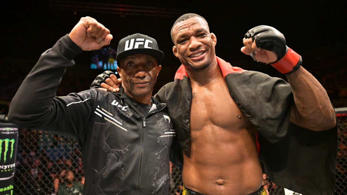 Алмейда победил Льюиса в главном бою на турнире UFC в Сан‑Паулу. Видео