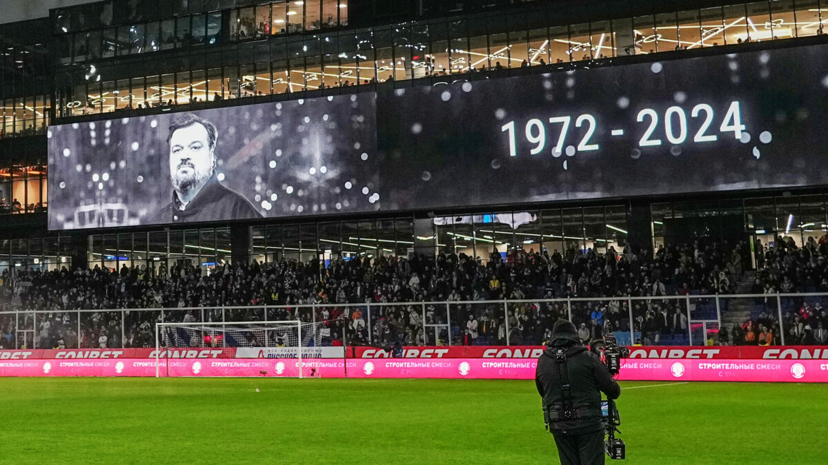 Болельщики почтили память Василия Уткина перед матчем сборных России и Сербии в Москве