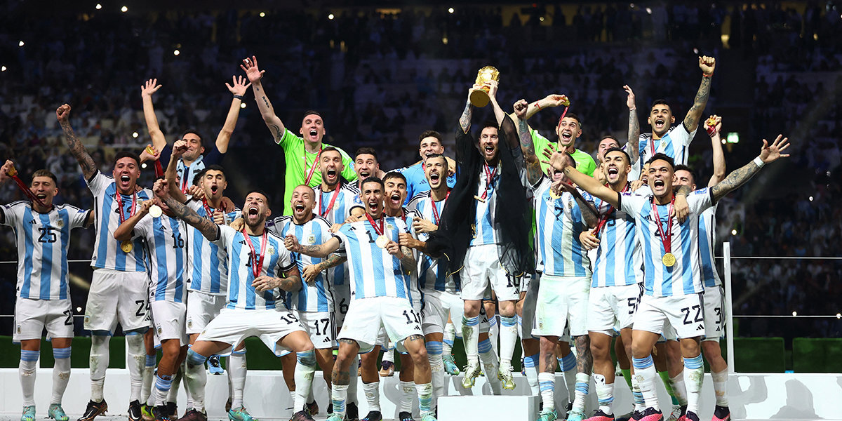 Футболистам сборной Аргентины вручили кубок за победу на чемпионате мира-2022. Видео