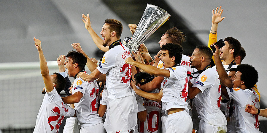 Игрок «Севильи» сделал прическу с трофеем Лиги Европы