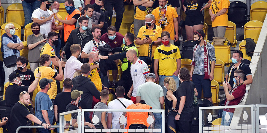 Игрок «Гамбурга» побежал на трибуны и напал на фаната после вылета из Кубка Германии (видео)