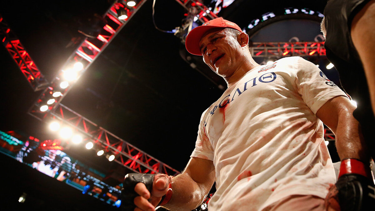 Дос Сантос в главном бою вечера победил Льюиса на турнире UFC Fight Night 146
