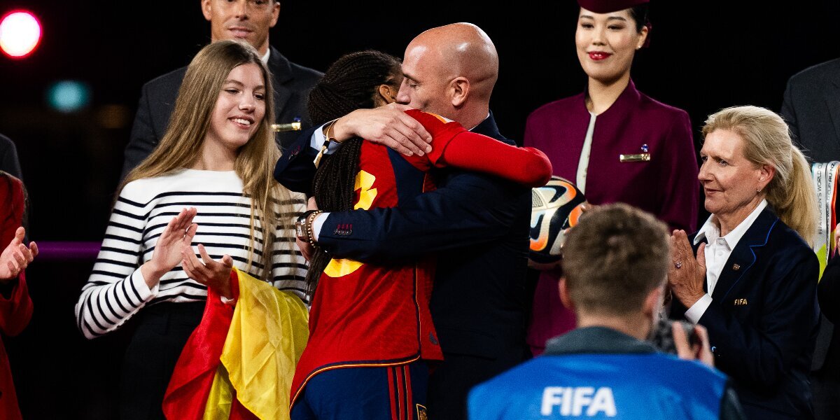 Появилось видео, на котором футболистка Эрмосо смеется и шутит о поцелуе Рубиалеса после победы в финале ЧМ