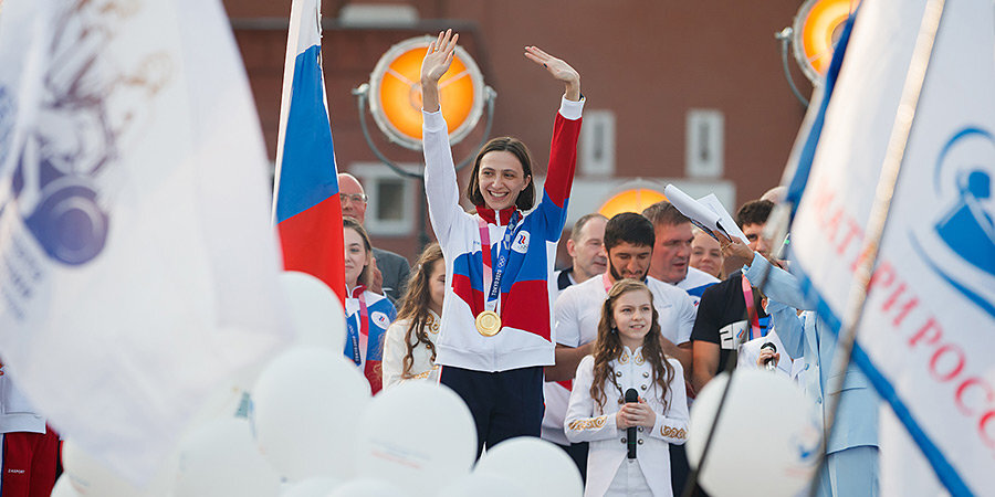 Герои ОИ-2020 на Красной площади: Мария Ласицкене подняла флаг, олимпийцы спели гимн со слезами на глазах. Главные видео дня