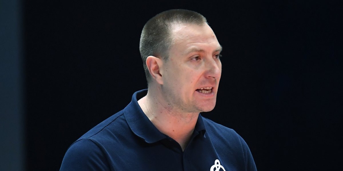 Главный тренер сборной России по волейболу назвал дискриминирующим подход МОК к допуску российских спортсменов