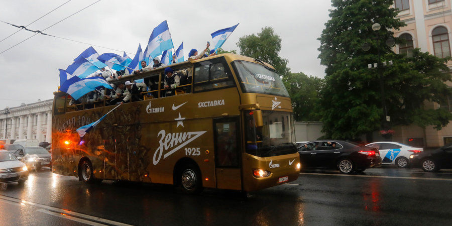 «Зенит» проехал по Невскому проспекту на золотом автобусе