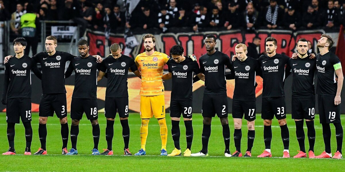 «Жизни черных имеют значение». «Бавария» и «Айнтрахт» организовали акцию против расизма в полуфинале Кубка Германии