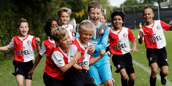 Болельщики «Фейенорда» устроили дождь из мягких игрушек для детей на матче чемпионата Нидерландов
